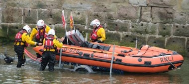 Seahoiuses, Northumberland, İngiltere. Temmuz 2025 RNLI (Kraliyet Ulusal Cankurtaran botu Institrute) gönüllü mürettebatı tatbikata başladı.