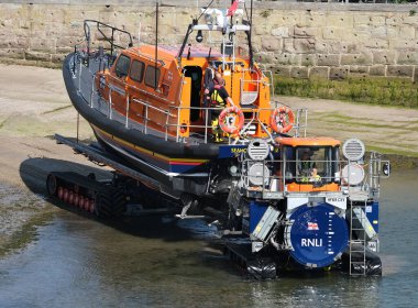 Seahoiuses, Northumberland, İngiltere. Temmuz 2025 RNLI (Kraliyet Ulusal Cankurtaran botu Institrute) gönüllü mürettebatı tatbikata başladı.