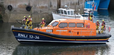 Seahoiuses, Northumberland, İngiltere. Temmuz 2025 RNLI (Kraliyet Ulusal Cankurtaran botu Institrute) gönüllü mürettebatı tatbikata başladı.