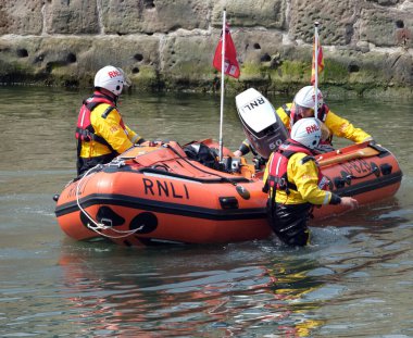 Seahoiuses, Northumberland, İngiltere. Temmuz 2025 RNLI (Kraliyet Ulusal Cankurtaran botu Institrute) gönüllü mürettebatı tatbikata başladı.