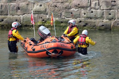 Seahoiuses, Northumberland, İngiltere. Temmuz 2025 RNLI (Kraliyet Ulusal Cankurtaran botu Institrute) gönüllü mürettebatı tatbikata başladı.