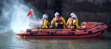 Seahoiuses, Northumberland, İngiltere. Temmuz 2025 RNLI (Kraliyet Ulusal Cankurtaran botu Institrute) gönüllü mürettebatı tatbikata başladı.