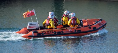 Seahoiuses, Northumberland, İngiltere. Temmuz 2025 RNLI (Kraliyet Ulusal Cankurtaran botu Institrute) gönüllü mürettebatı tatbikata başladı.