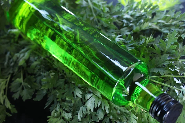 Бутылка Зеленого Абсента Напиток Черном Фоне Травами — стоковое фото