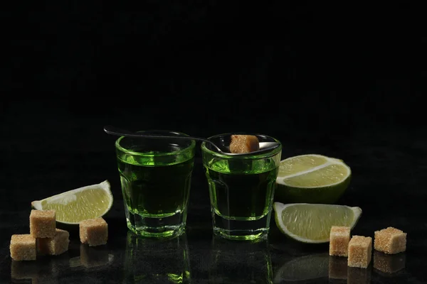Zelený Absint Nápoj Černém Pozadí Cukrem Limetkou — Stock fotografie