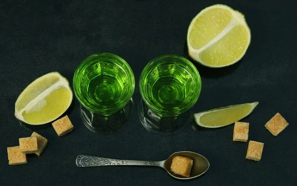 Bebida Absenta Verde Sobre Fondo Negro Con Azúcar Lima —  Fotos de Stock