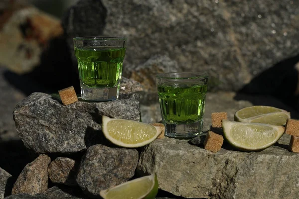 Bebida Absenta Verde Sobre Fondo Negro Con Azúcar Lima Fondo —  Fotos de Stock