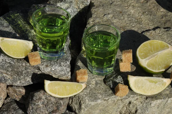 Bebida Absenta Verde Sobre Fondo Negro Con Azúcar Lima Fondo —  Fotos de Stock