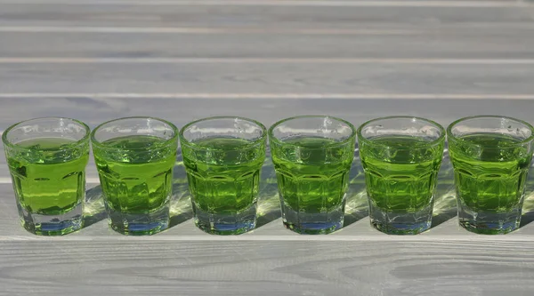 Grön Absint Dryck Mönster Vit Trä Bakgrund Med Kopia Utrymme — Stockfoto