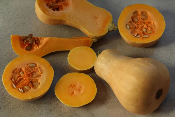 Gri arkaplanda taze balkabağı kes