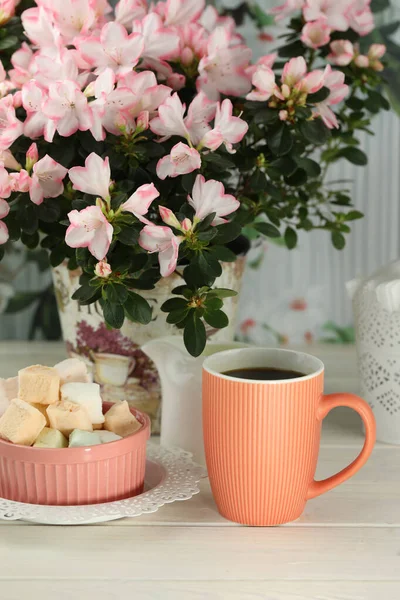 白い木製のテーブルの上にマシュマロ入りのコーヒーカップ — ストック写真