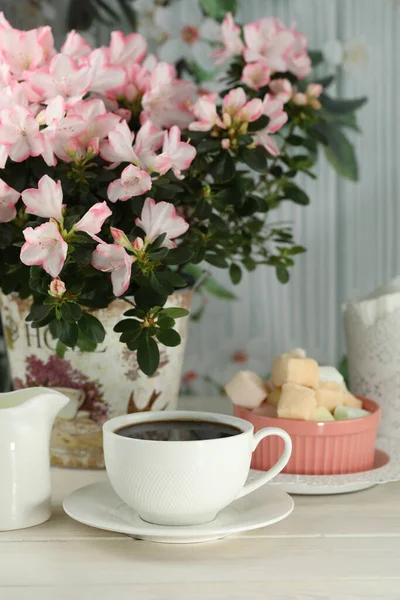 Tasse Kaffee Mit Marshmallow Auf Weißem Holztisch — Stockfoto