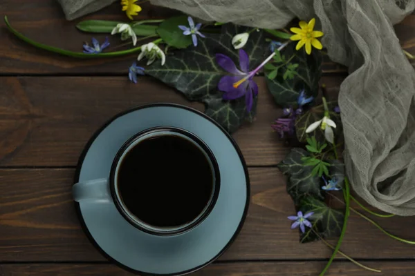 Brown Wooden Background Spring Flowers Leaves Coffee — Stock Photo, Image