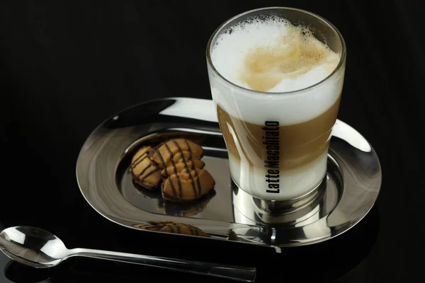 Glass Latte Macchiato Plate Plate Cookies — Stock Photo, Image