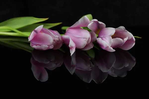 Fond Miroir Noir Avec Tulipes Roses Espace Copie — Photo