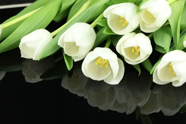 Beau Bouquet Fleurs Tulipes Blanches Avec Carte Sur Fond Noir — Photo