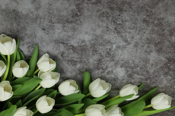 Beau Bouquet Fleurs Tulipes Blanches Avec Carte Sur Fond Gris — Photo