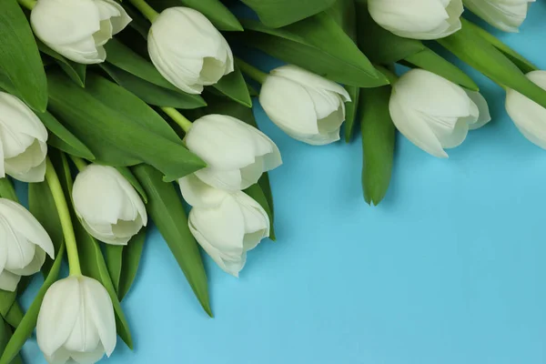 Beau Bouquet Fleurs Tulipes Blanches Avec Carte Sur Fond Bleu — Photo