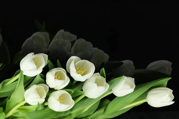 Belo Buquê Flores Tulipa Branca Com Cartão Fundo Preto Espaço — Fotografia de Stock