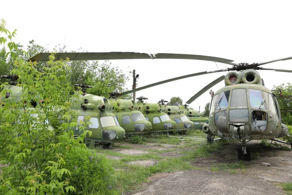 Hasarlı Rus askeri helikopteri Mil Mi-2 Hoplite ve Mil Mi-2 Hip. Bozuk hava helikopteri 