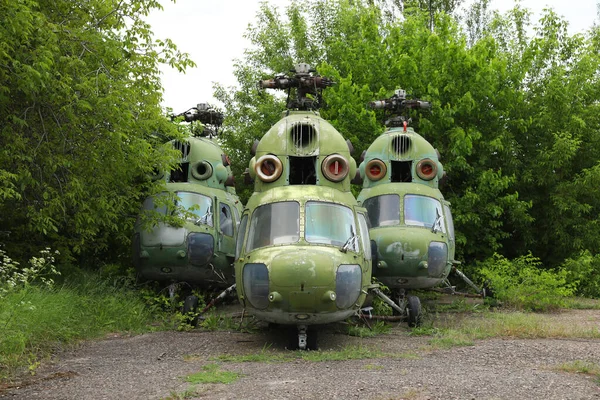 Terk edilmiş Rus askeri helikopteri Mil Mi-2 Hoplite. Bozuk hava helikopteri hasarlı Rus askeri helikopteri Mil Mi-2 Hoplite. Bozuk hava helikopteri