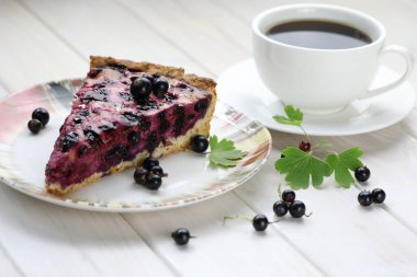 Mevsim meyveli fırınlanmış turta ve ahşap arka planda bir fincan kahve.