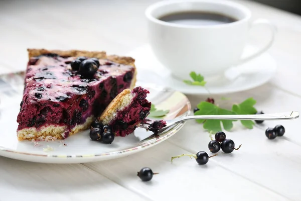 Gebackene Torte Mit Saisonalen Beeren Und Tasse Kaffee Auf Hölzernem — Stockfoto