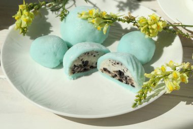 Renkli Japon tatlıları daifuku ya da dilimlenmiş mochi. Tatlılar tabağa yaklaşsın.