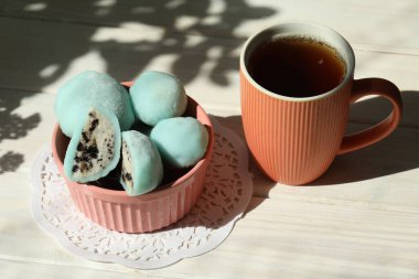 Renkli Japon tatlıları daifuku veya mochi. Tatlılar bir fincan çayla tabağa kapanır.