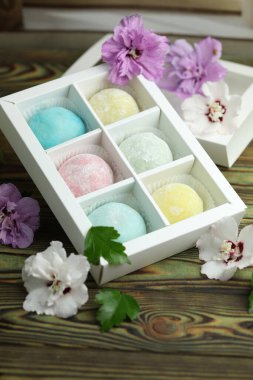 Renkli Japon tatlıları daifuku veya mochi. Tatlılar yakın.