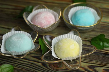 Renkli Japon tatlıları daifuku veya mochi. Tatlılar yakın.