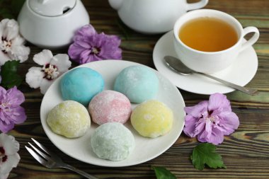 Renkli Japon tatlıları daifuku veya mochi. Tatlılar bir fincan çayla tabağa kapanır.