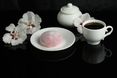 Renkli Japon tatlıları daifuku ya da dilimlenmiş mochi. Tatlılar bir fincan kahveyle tabağa kapanır.