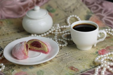Renkli Japon tatlıları daifuku ya da dilimlenmiş mochi. Tatlılar bir fincan kahveyle tabağa kapanır.