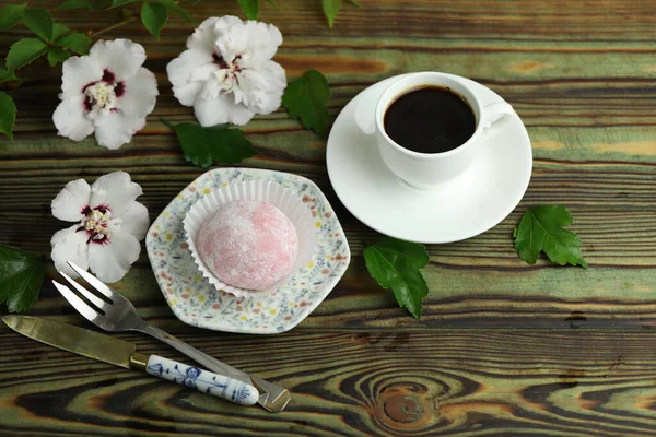 Renkli Japon tatlıları daifuku veya mochi. Tatlılar bir fincan kahveyle tabağa kapanır.