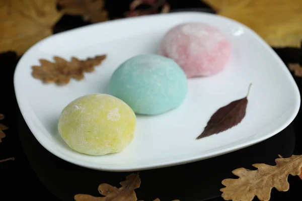 Renkli Japon tatlıları daifuku veya mochi. Tatlılar tabağa yaklaşsın.