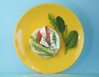 Peynirli diyet tostlar, salata, avokado ve domates. Sağlıklı organik gıda