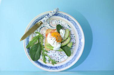 Peynirli diyet tostlar, salata, avokado, domates ve yumurta. Sağlıklı organik gıda