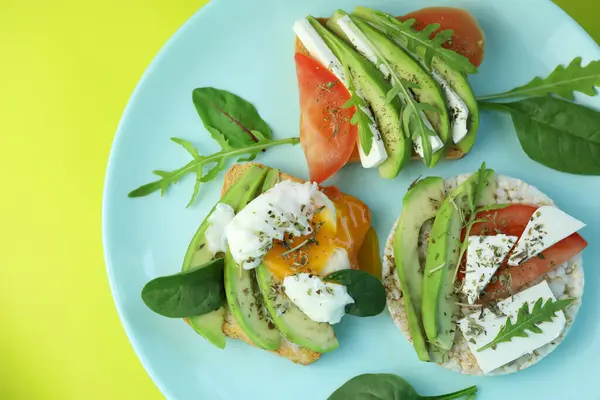 Peynirli diyet tostlar, salata, avokado, domates ve yumurta. Sağlıklı organik gıda