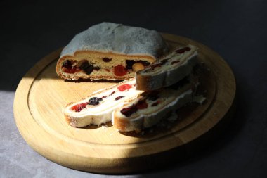 Dilimlenmiş Noel süsleri pudra şekeri ve noel süsüsüyle çalınmış.