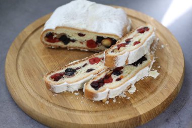 Dilimlenmiş Noel süsleri pudra şekeri ve noel süsüsüyle çalınmış.