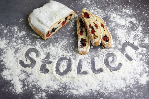 Dilimlenmiş Noel süsleri pudra şekeri ve noel süsüsüyle çalınmış.