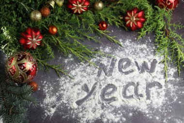 Yılbaşı süslemeleri ve metin içeren gri arkaplan
