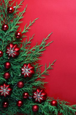 Kırmızı kış arkaplanı, noel süslemeleri ve kopyalama alanı