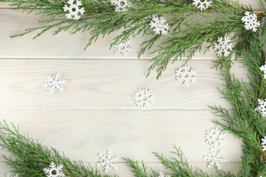 Noel süsleri ve kopyalama alanı olan beyaz ahşap kış arkaplanı