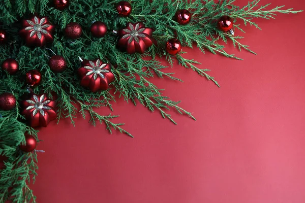 Kırmızı kış arkaplanı, noel süslemeleri ve kopyalama alanı