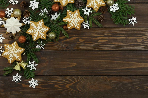 Koyu kahverengi ahşap arka plan Noel süslemeleri, zencefilli kurabiye ve fotokopi alanı