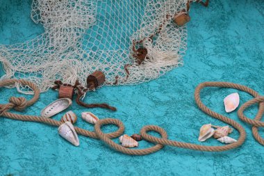 Kabuklu, ipli ve balık ağlı koyu mavi arkaplan