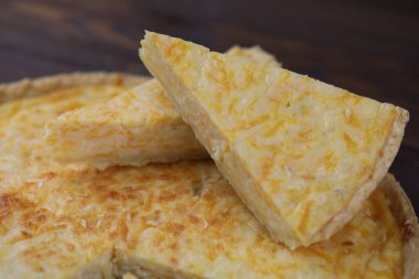 Dört peynirli nefis kiş turtası.