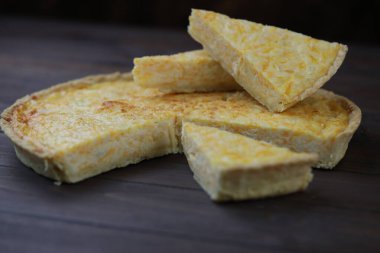 Dört peynirli nefis kiş turtası.